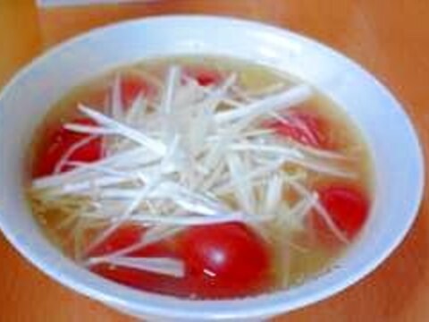 見た目で勝負。塩ラーメン紅白仕立て。